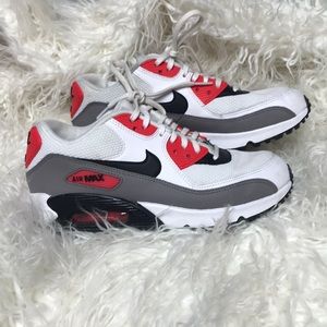 Women’s size 8 Air Max’s. Like new.